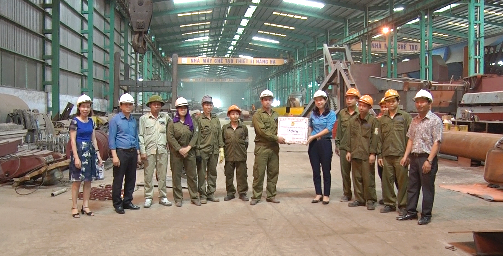 Uong Bi City Labor Union presents workers with Quang Ninh lifting equipment manufacturing factory